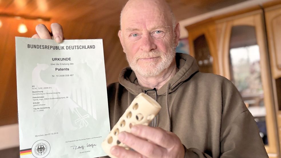 Das Patent für seinen Thermophotovoltaik-Generator (TPV-Generator) hängt heute im Wohnzimmer von Ingo Tjards in Großefehn. In der Hand hält er ein Bauteil aus dem Versuchsaufbau. Foto: Nicole Böning