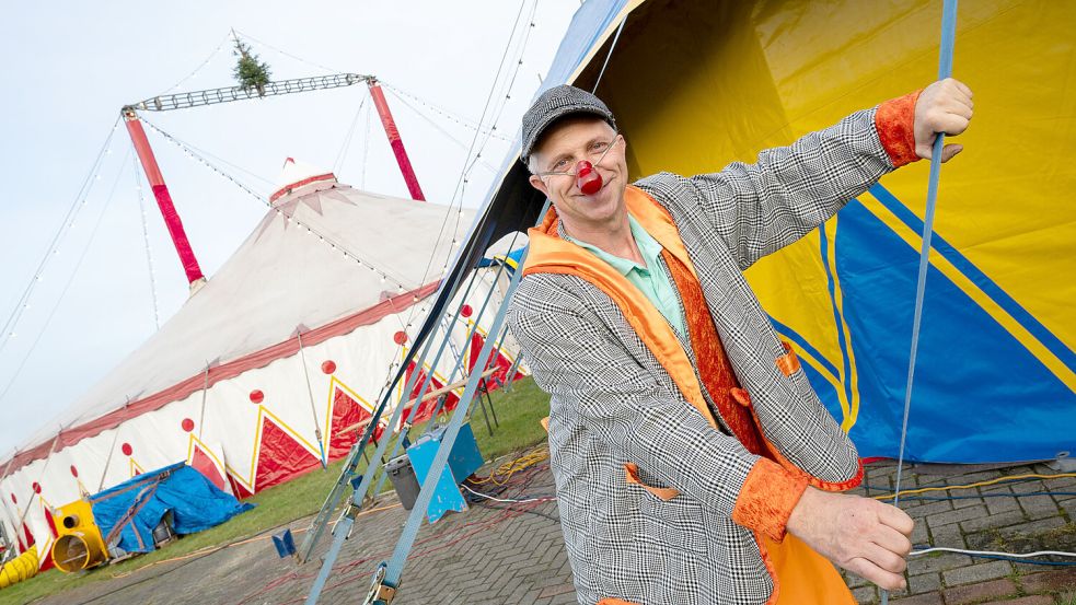 Hereinspaziert: Der Clown des Weihnachtscircus Montana lädt in die besondere Zeltstadt auf dem Schützenplatz. Fotos: Klaus Ortgies