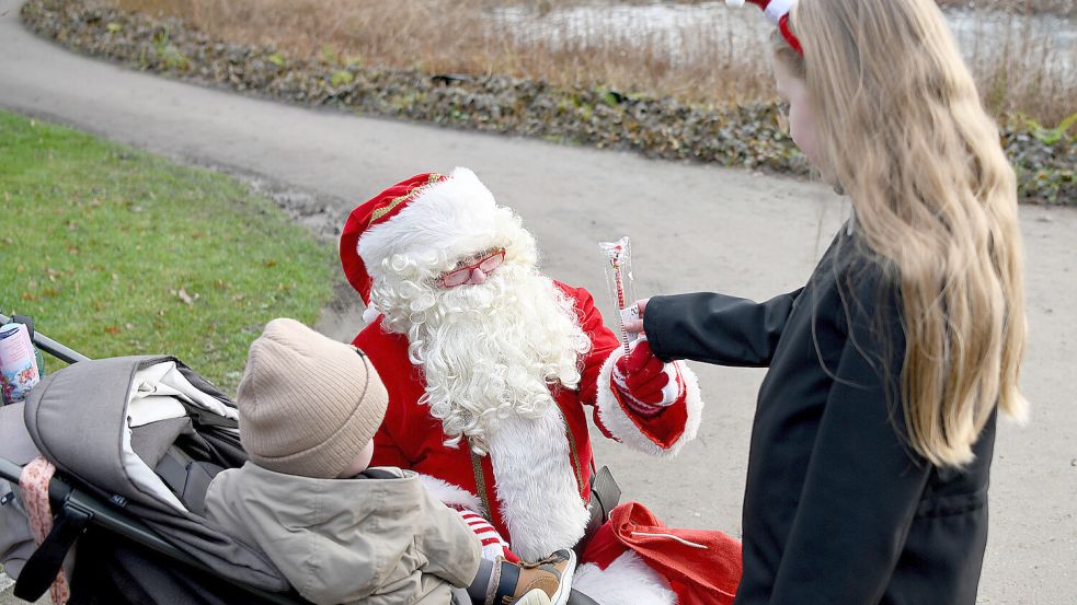 Der Weihnachtsmann verteilte Geschenke an die Kinder. Foto: Melchert Stromann