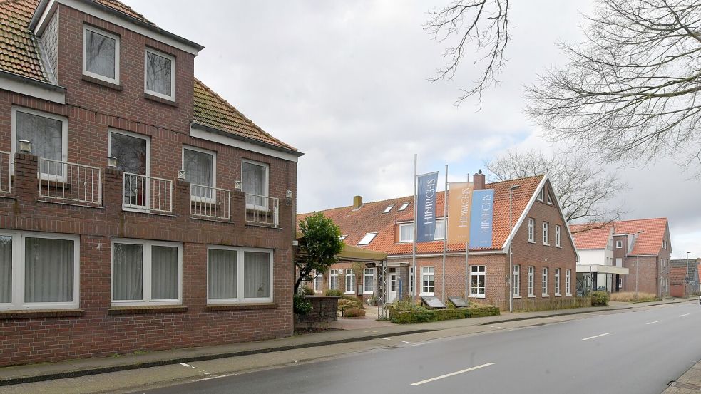 Das Hotel Hinrichs in der Mühlenstraße hat den Besitzer gewechselt. In diesen beiden Gebäuden (links) befinden sich Hotelzimmer und Gästewohnungen. Noch aber tut sich hier nichts. Foto: Klaus Ortgies/Archiv