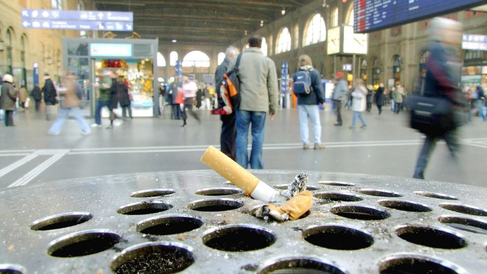 Wie die Bundespolizei mitteilt, wurde der Mann von einem Zugbegleiter dabei erwischt, wie er sich gerade eine Zigarette anstecken wollte. Foto: IMAGO/Geisser