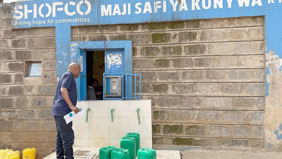 Eine Ausgabestelle der Organisation Shofco für sauberes Trinkwasser in Kibera. (Archivbild) Foto: Eva Krafczyk/dpa