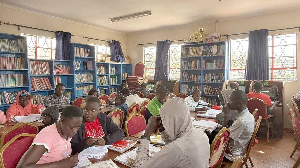 Kinder und Jugendliche lernen in der Bücherei der Selbsthilfeorganisation Shofco in Kibera, Nairobis größtem Slum. (Archivbild) Foto: Eva Krafczyk/dpa