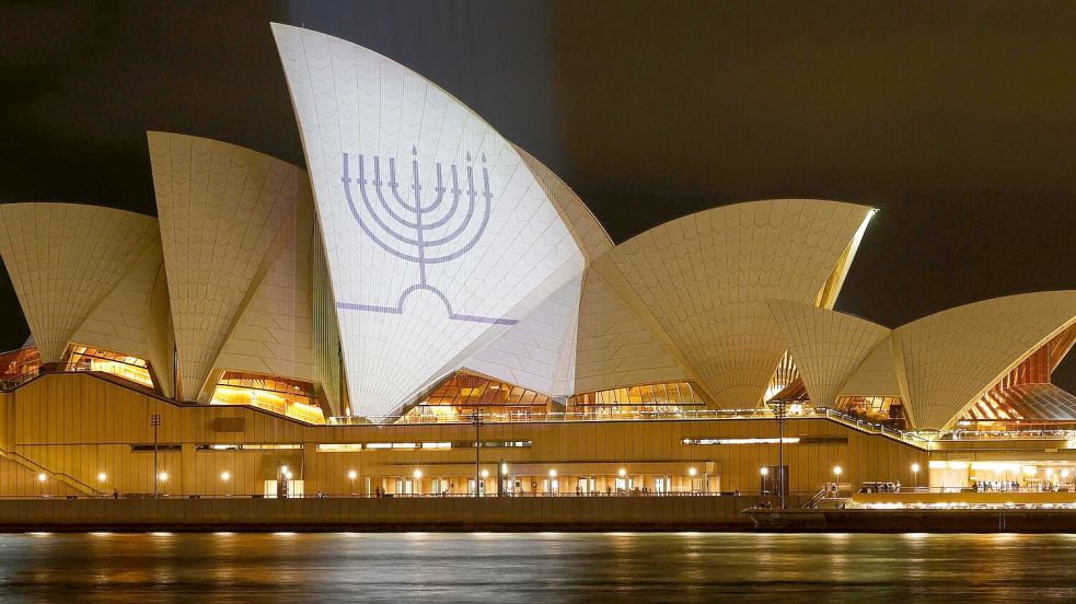 Das Sydney Opera House erstrahlt mit dem Bild eines Chanukka-Leuchters. Foto: Jonathan Ng/News Corp Australia