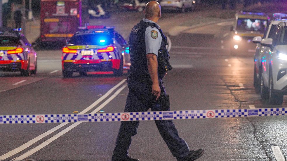 Polizisten sichern nach dem Terroranschlag den Bereich rund um den Bondi Beach. r Anschlag trifft Australien ins Mark. Foto: IMAGO/Anadolu Agency