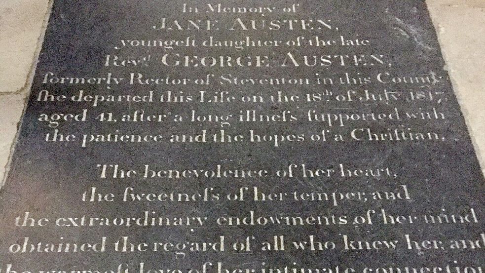 In der Kathedrale von Winchester erinnert ein Grabstein an Jane Austen. (Archivbild) Foto: picture alliance / Anna Tomforde