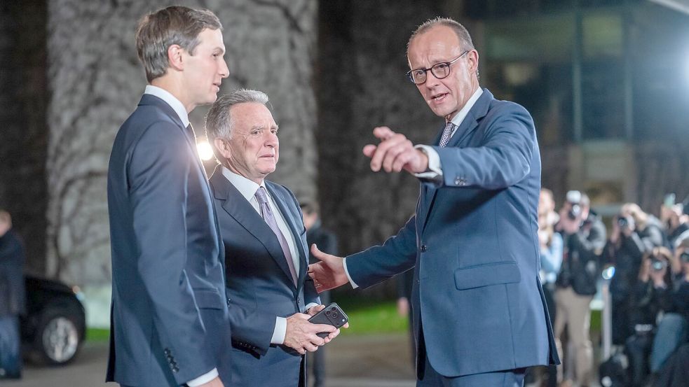 Auch Trumps Vertreter Kushner und Wittkoff waren beim Treffen mit Merz dabei. Foto: Michael Kappeler/dpa