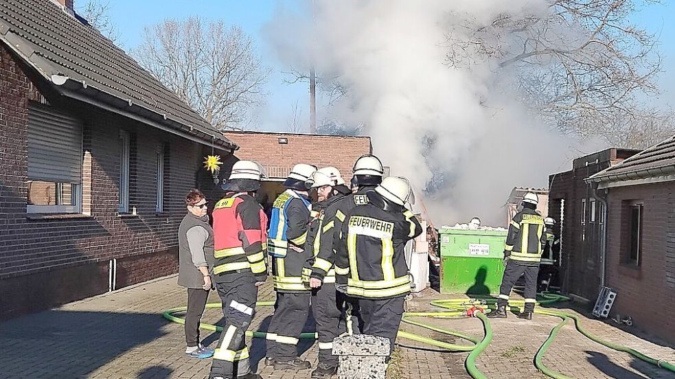 Dichter Wasserdampf steigt beim Ablöschen des Brandes in Rhauderfehn auf.