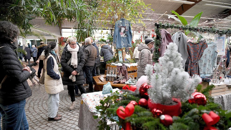 Am Sonntag war in Wiesmoor Weihnachtsmarkt – auch die Blumenhalle und der Gartenpark waren geschmückt. Foto: Melchert Stromann