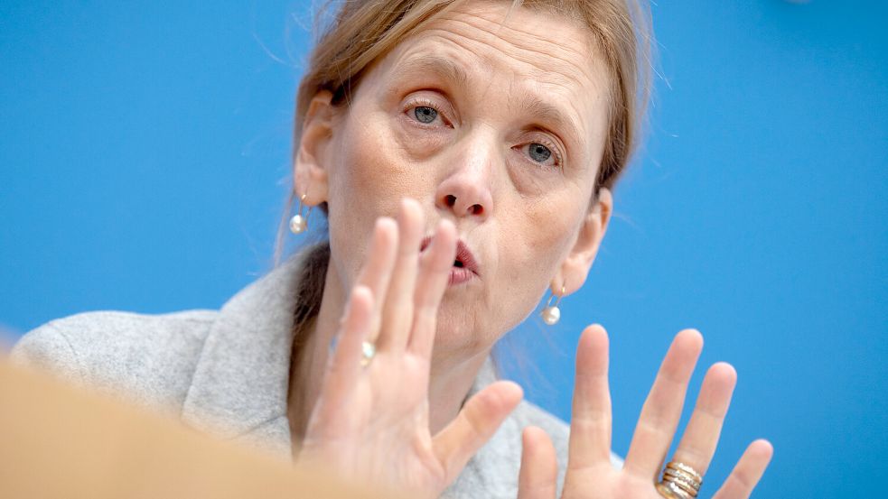 Schlägt Alarm: Karin Prien (CDU). Die Bundesbildungsministerin will bundesweit verbindliche Bildungsziele. Foto: IMAGO/Bernd Elmenthaler