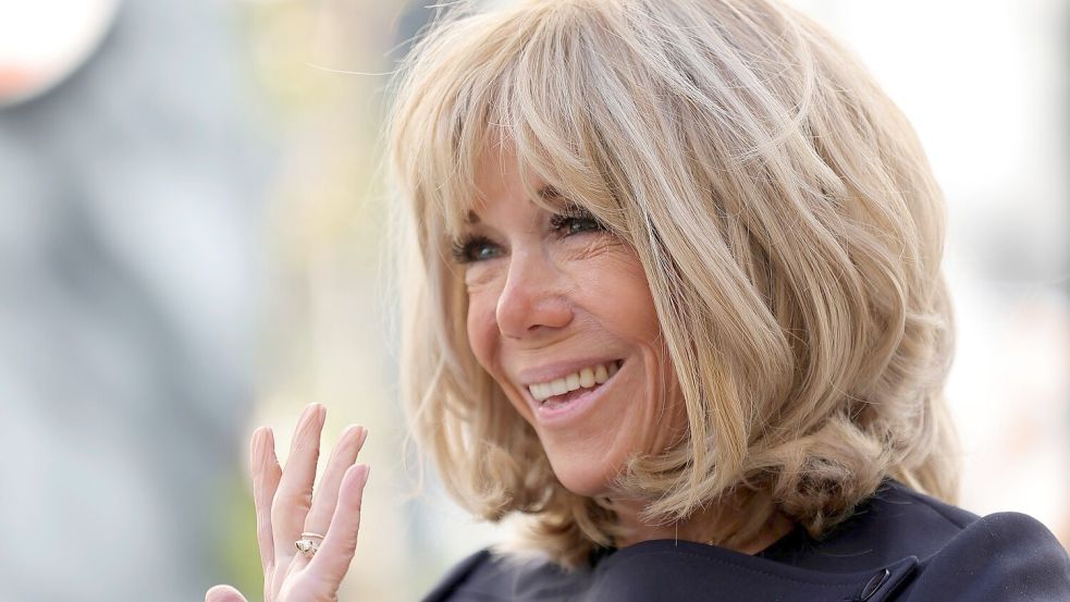 Brigitte Macron entschuldigt sich nach harten Worten gegen Feministinnen. (Archivbild) Foto: Teresa Suarez/EPA POOL via AP/dp