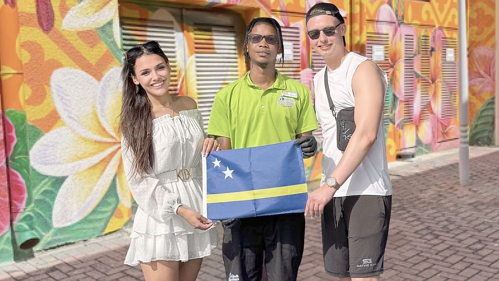 Sarah Köring (links) und Kilian Köring unterhielten sich auf Curaçao mit mehreren Einwohnern. Sie sind sehr freundlich und stolz auf ihre Fußball-Nationalmannschaft. Fotos: Privat