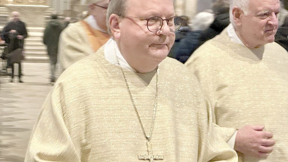Zum wohl letzten Mal öffentlich im Osnabrücker Dom: Altbischof Franz-Josef Bode beim Auszug vom feierlichen 50-jährigen Priesterjubliäum. Foto: Matthias Liedtke
