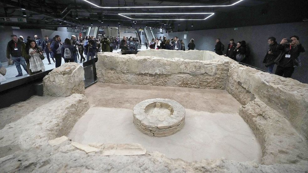 Das ganze Fundament eines ausgegrabenen Gebäudes ist an einer der Haltestellen ausgestellt. Foto: Alessandra Tarantino/AP/dpa