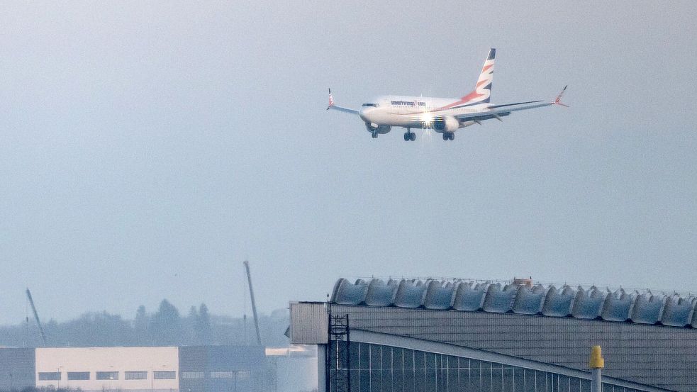 Die Chartermaschine mit den geflüchteten Afghaninnen und Afghanen an Bord landete am Morgen am Flughafen Berlin Brandenburg. Foto: Fabian Sommer/dpa