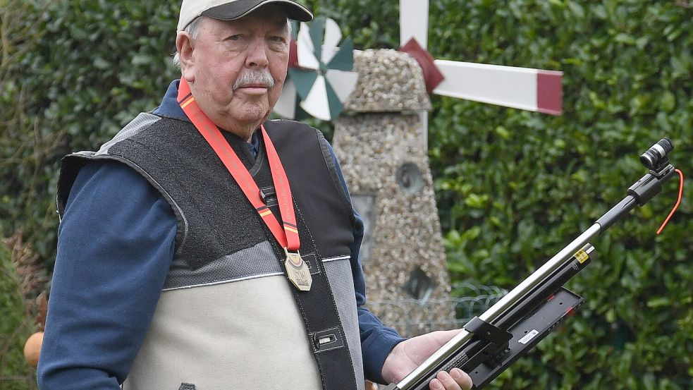 Sportschütze Menno Bunger (hier mit einem Luftgewehr) nimmt seit 2008 an den deutschen Senioren-Meisterschaften teil. In diesem Jahr hat es erstmals für eine Medaille gereicht. Fotos: Hans Damm