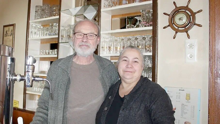 Für Gerd Schnieders und Ehefrau Tina ist zum Jahresende Schluss mit dem Betrieb der Gaststätte am Papenburger Splitting. Fotos: Christian Belling