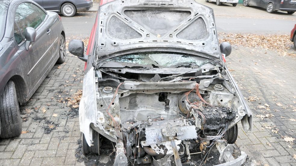 Autos brannten in der Nacht zu Dienstag, 2. Dezember 2025. Foto: Bodo Wolters
