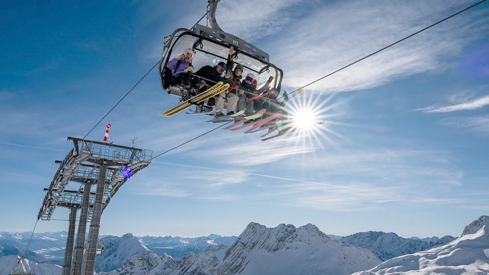 An der Zugspitze eröffnete das Skigebiet im November. Die Hauptsaison dort und vielen anderen alpinen Skigebieten beginnt an diesem Wochenende. (Archiv) Foto: Peter Kneffel/dpa