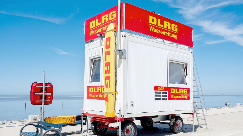 Ein Aufsichtswagen der DLRG Wasserrettung steht bei sonnigem Wetter am Strand von Norddeich. Foto: DPA