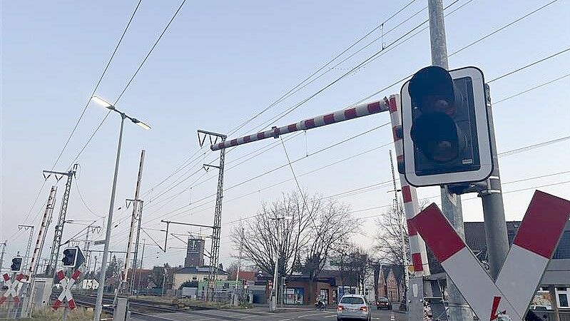Die Schranke am Bahnübergang Bremer Straße ist durch einen Unfall beschädigt worden. Foto: Jasmin Oltmanns