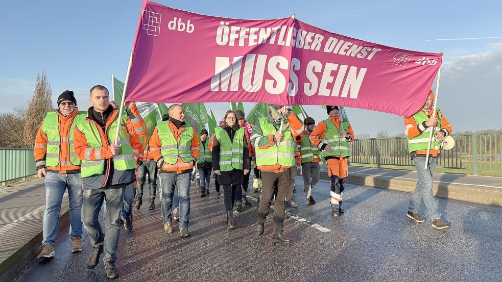 Ein Warnstreik der Gewerkschaft der Straßen- und Verkehrsbeschäftigten hat am Dienstag die Jann-Berghaus-Brücke lahmgelegt. Foto: Oliver Bär