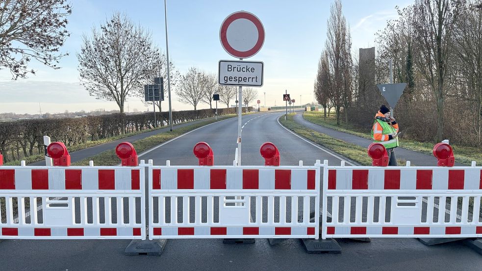 Von 6 bis 23 Uhr blieb die Jann-Berghaus-Brücke am Dienstag gesperrt. Foto: Oliver Bär