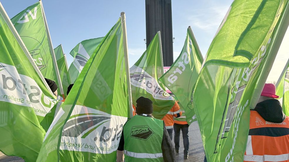 Der Protestzug der rund 50 Landesbeschäftigten führte zum hochgeklappten Brückenteil. Foto: Oliver Bär