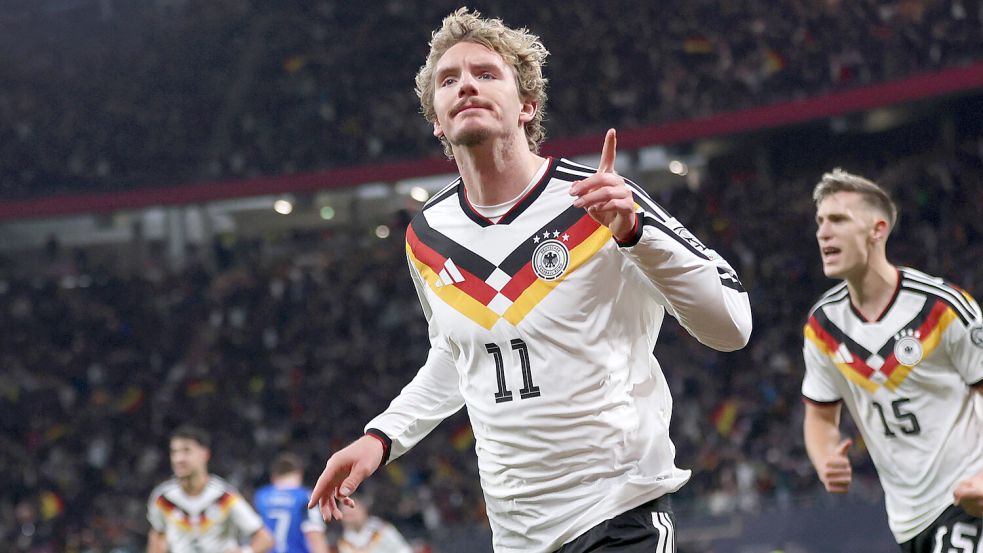 Cooler Typ, cooles Trikot: Stürmer Nick Woltemade mit dem Trikot, das die Nationalmannschaft auch bei der WM 2026 tragen wird. Foto: Imago/STUDIO FOTOGRAFICO BUZZI SRL