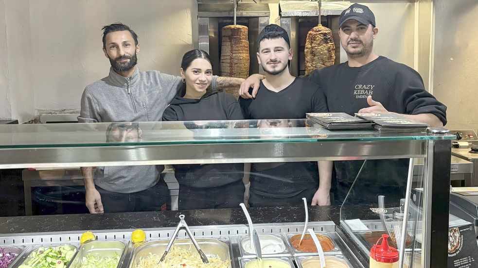 Das Team von Crazy Kebab empfängt seit November die Gäste in Emden. Foto: Rezkalla