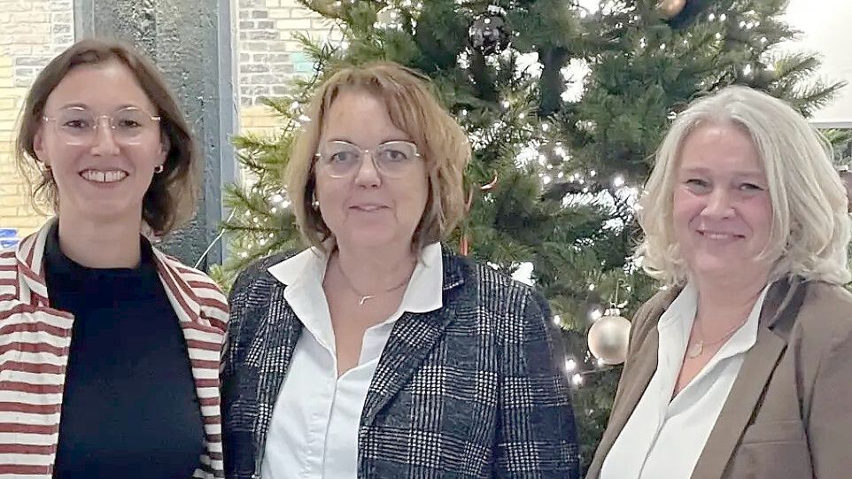 Birgit Momberger (rechts) hat die Geschäftsführung der Volkshochschule Emden an Heika Ring (links) abgegeben. Hillgriet Eilers als Vorsitzende des VHS-Vorstands gratulierte zum Wechsel. Foto: VHS Emden