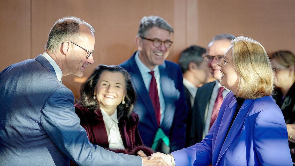 Kanzler Merz und Ministerin Bas wirken im Kabinett zufrieden. Foto: Kay Nietfeld/dpa