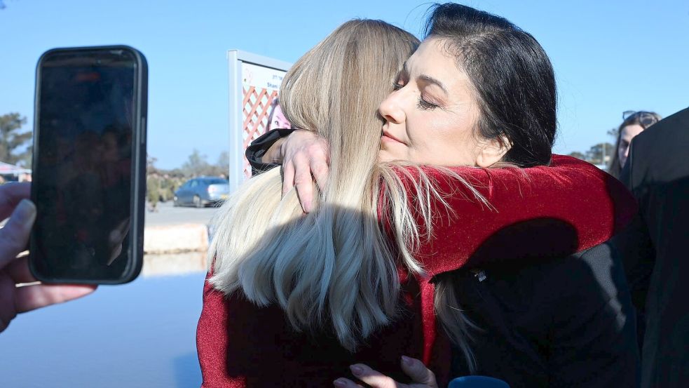 Wirtschaftsministerin Reiche umarmt eine Überlebende des 7. Oktober. Foto: Elisa Schu/dpa