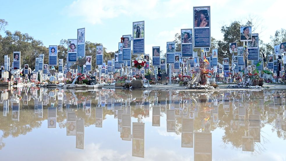 Mit Gedenktafeln wird an die Opfer erinnert. Foto: Elisa Schu/dpa