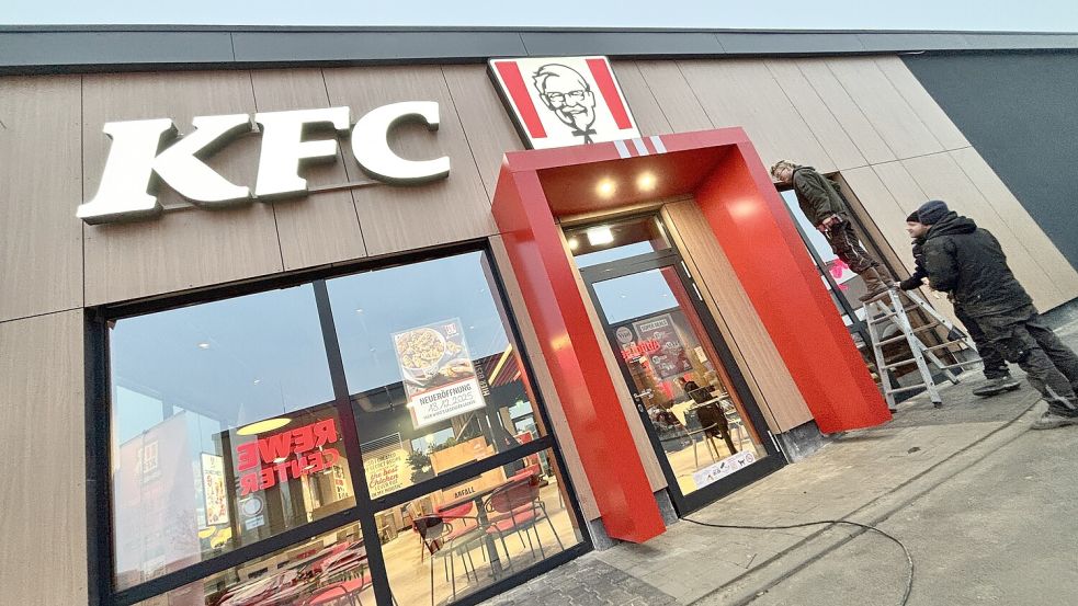 Letzter Feinschliff einen Tag vor der Eröffnung: Emden ist der erste KFC-Standort in Ostfriesland. Fotos: Klaus Ortgies