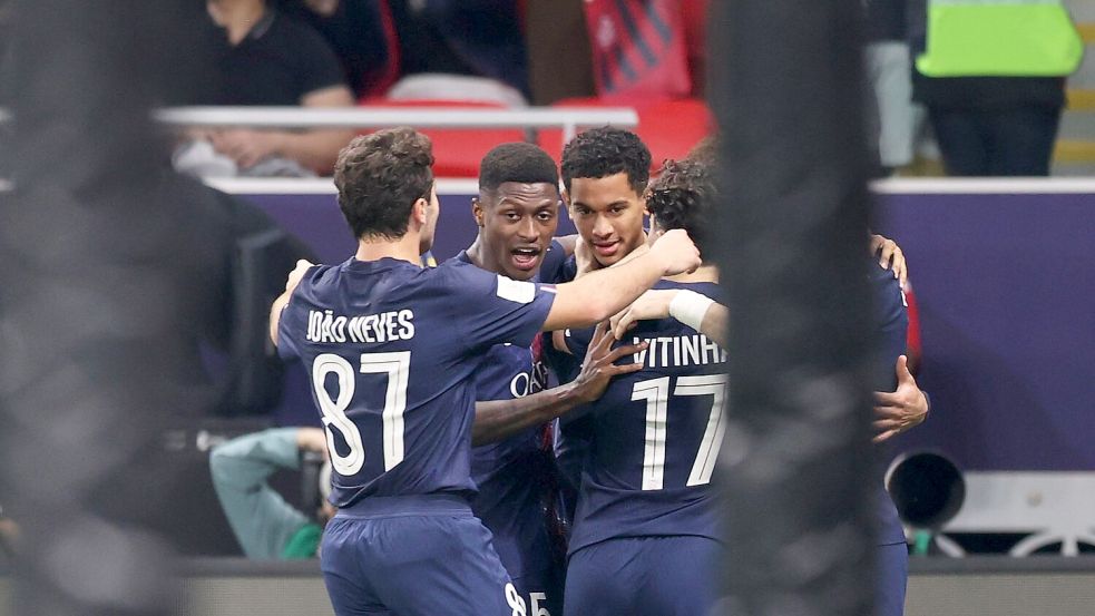 Die Profis von Paris Saint-Germain jubeln den Führungstreffer. Foto: Hussein Sayed/AP/dpa