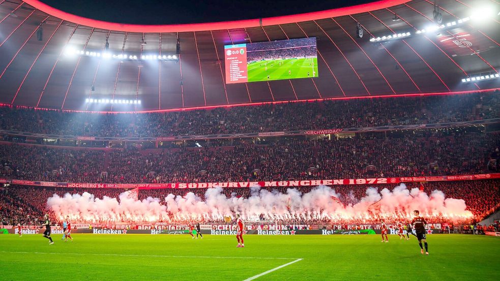 Fans des FC Bayern München zünden Pyrotechnik im Fanblock. (Archivbild) Foto: Tom Weller