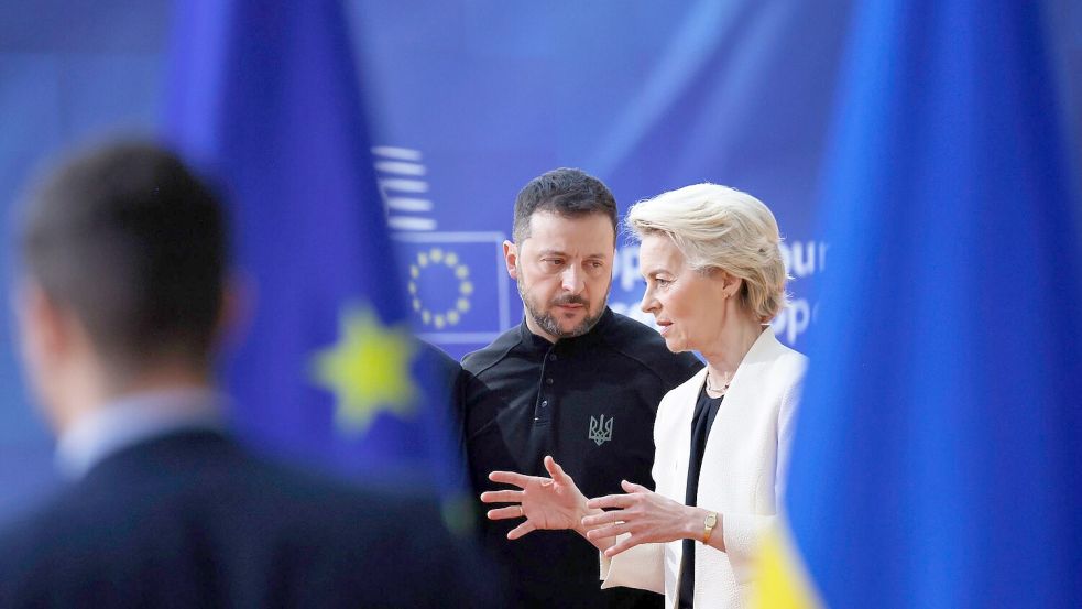 Hoffen auf eine Einigung der Staats- und Regierungschefs: Die Präsidentin der Europäischen Kommission, Ursula von der Leyen und der ukrainische Präsident Wolodymyr Selenskyj. (Archivbild) Foto: Omar Havana/AP/dpa