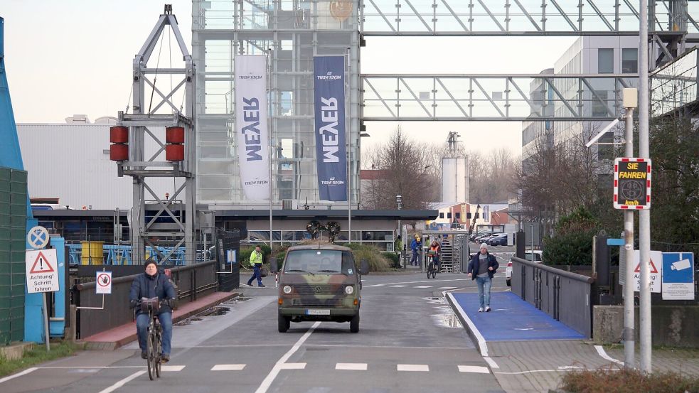 Der neue Großauftrag für die Papenburger Meyer Werft sorgt auch beim Schichtwechsel am Werkstor für gute Stimmung. Foto: Martin Alberts