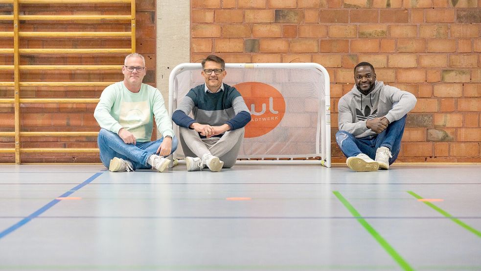 Zwei von ihnen spielten alle großen Hallenturniere in Osnabrück, ein anderer gewann dafür die meisten Titel: Die Fußballer Sven Köllner (v. li.), Andreas Schüttpelz und Tardeli Malungu blickten auf ihre „besondere Zeit“ auf dem Hallenboden zurück. Foto: Steve Weber
