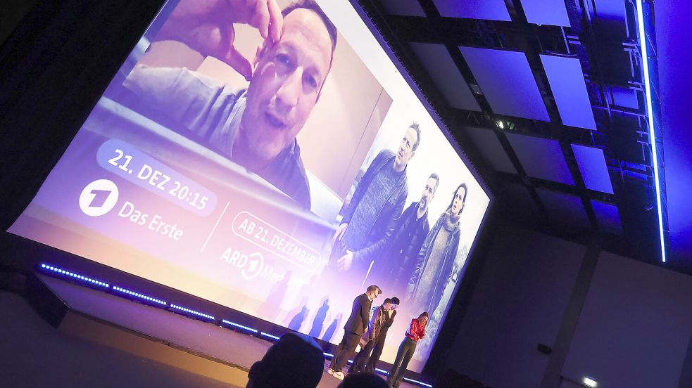 Der Schauspieler Wotan Wilke Möhring war bei der Tatort-Preview im Emder Festspielhaus nicht persönlich vor Ort, wurde aber live aus Mallorca zugeschaltet. Foto: Jens Doden