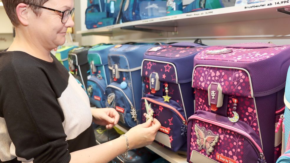 Natürlich gehören die passenden Sticker an die Schulranzen. Kompetente Beratung ist selbstverständlich.