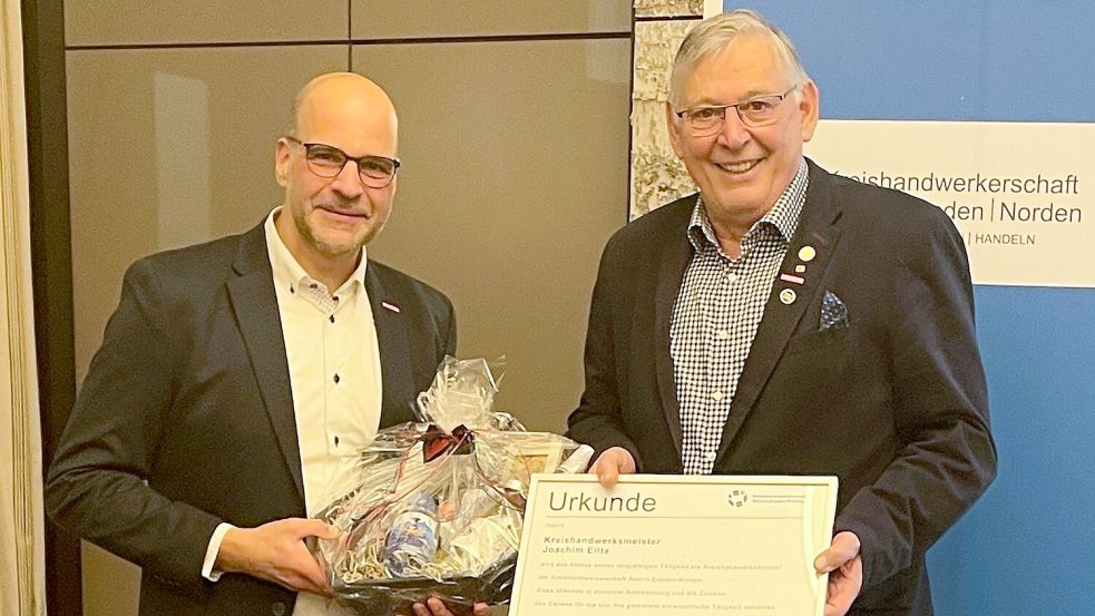 Vorgänger Joachim Eilts (rechts) überreichte Jens Boelen die Ernennungsurkunde zum Kreishandwerksmeister. Foto: privat