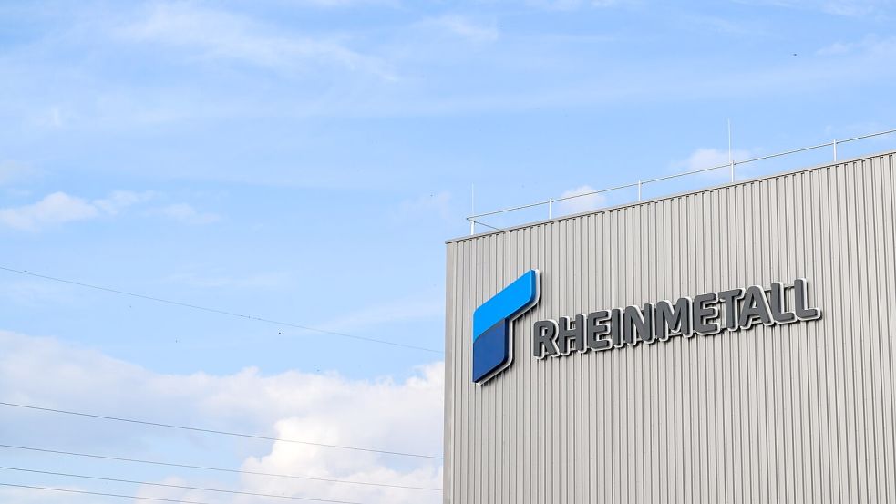 Ganz da oben könnten sie sein: Weltraum-Satelliten, auf die Rheinmetall Zugriff hat und deren Aufnahmen die Firma verkauft. (Archivbild) Foto: Julian Stratenschulte