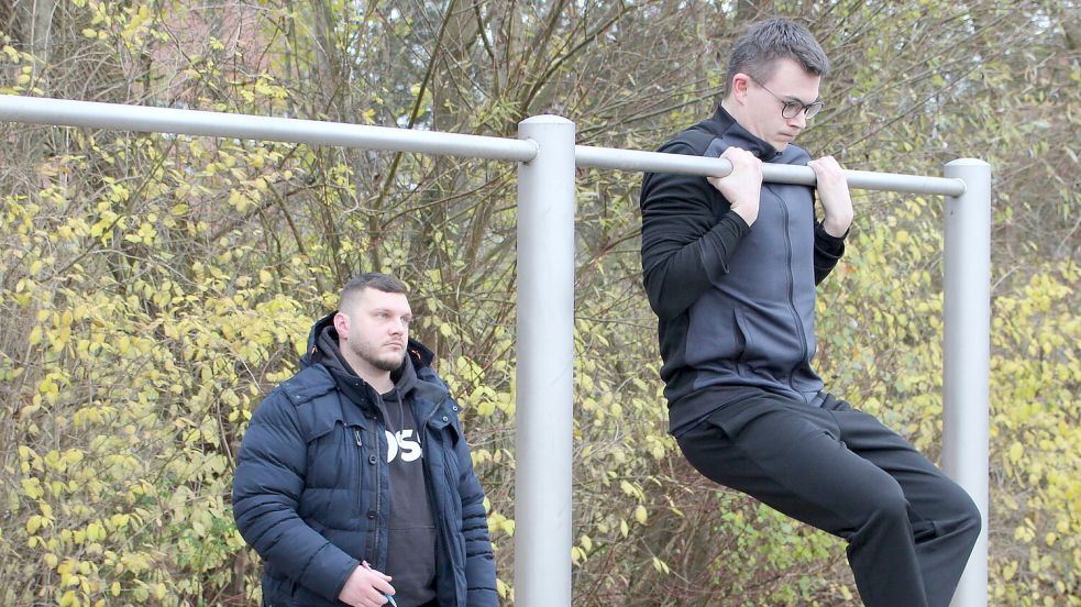 Ein Bewerber im Fitnesstest. Wie lange kann er sich an der Stange halten? Foto: Imke Oltmanns