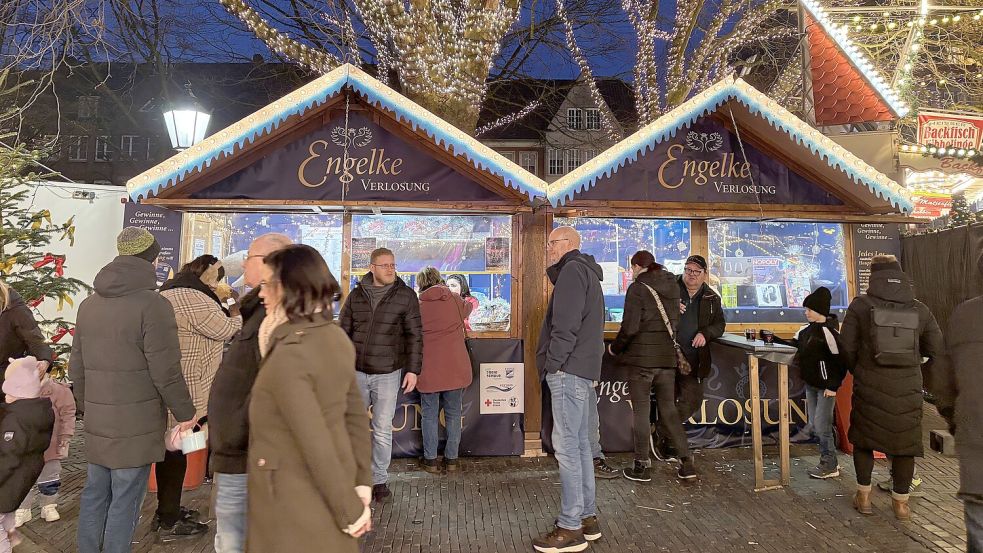 Großer Andrang bei der Losbude auf dem Weihnachtsmarkt. Foto: Mona Hanssen