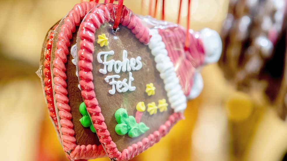 In der Leeraner Innenstadt kann an diesem Sonnabend wieder bis spät in den Abend hinein gebummelt werden. Viele Geschäfte und der Weihnachtsmarkt haben geöffnet. Symbolfoto: Hauke-Christian Dittrich/DPA