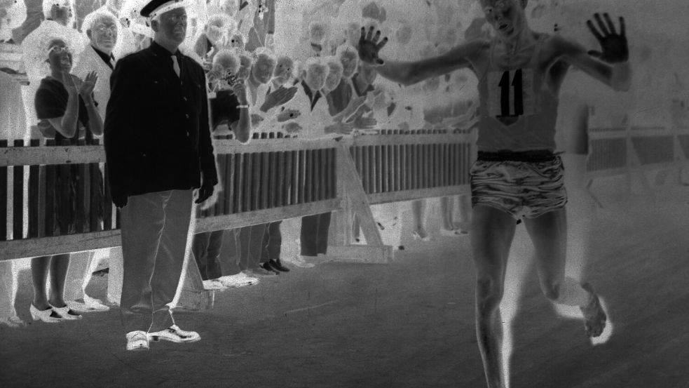 Nach 42 Kilometern barfuß als erster im Ziel: Abebe Bikila bei seinem historischen Marathonlauf 1960 in Rom. Foto: IMAGO/TT