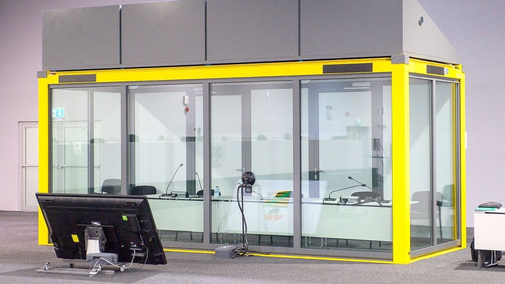 Blick auf den leeren Glaskasten im Gerichtssaal des temporären Gerichtsgebäudes vom Landgericht Magdeburg, in dem normalerweise der Todesfahrer vom Magdeburger Weihnachtsmarkt sitzt. Foto: Klaus-Dietmar Gabbert