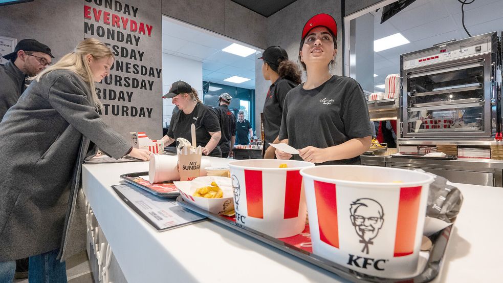 Lust auf Buckets mit Leckereien? Seit Donnerstag gehen die über den Tresen der KFC-Filiale Emden. Fotos: Klaus Ortgies